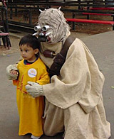 Wolf K posing with a young Tusken fan.  Wolf's tusken raider site is http://home.san.rr.com/wolfk/tusken/index.htm